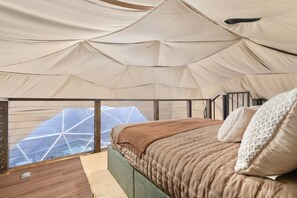 Desk, WiFi, bed sheets - Sky Dome - Romantic Stay + Hot Tub + Wi-Fi + A/C (Luray)