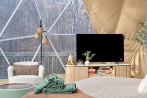 Desk, WiFi, bed sheets - Sky Dome - Romantic Stay + Hot Tub + Wi-Fi + A/C (Luray)
