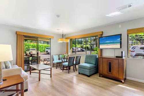 Soothing studio with AC that is a five minute walk to the best beach on Maui.