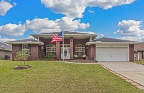 Exterior - Heated Pool House Paradise! Huge Long-Term Stay Discounts! 5 Bedroom Home! (Crestview)