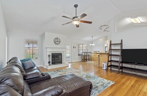 Living area - Heated Pool House Paradise! Huge Long-Term Stay Discounts! 5 Bedroom Home! (Crestview)