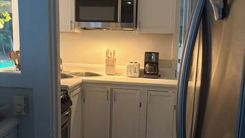 Coffee/tea maker, fridge, microwave, oven