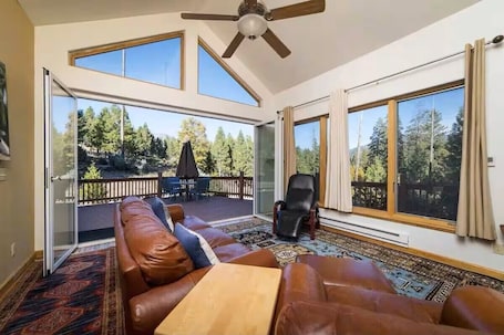 Smart TV. Yosemite Valley Retreat with BBQ, Full Kitchen & 2 Queen Beds