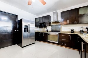 Frigorífic, microones, forn i placa de cuina 