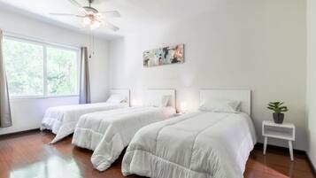 Escritorio, tabla de planchar con plancha, wifi y ropa de cama