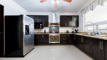 Frigorífico, microondas, horno y placa de cocina