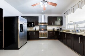 Frigorífic, microones, forn i placa de cuina 