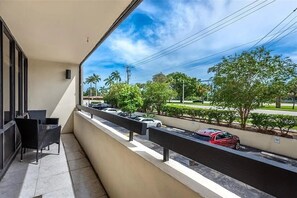 Property grounds - Furnished East Boca Condo • Walk to Beach or Mizner • Pool, Tennis & Pickleball (Boca Raton)