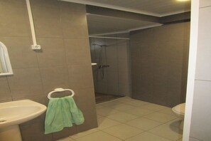 Shower, towels - Beach and Nature in the Azores (Ponta Delgada)