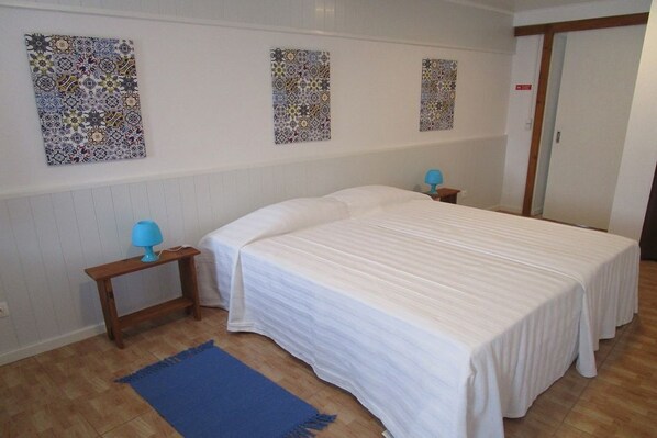 Iron/ironing board, free WiFi, bed sheets - Beach and Nature in the Azores (Ponta Delgada)