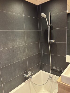 Hiustenkuivaaja, pyyhkeet, vessapaperi