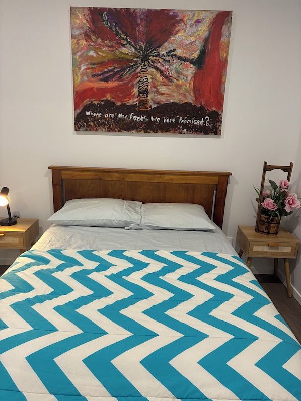 1 habitación, tabla de planchar con plancha, internet y ropa de cama