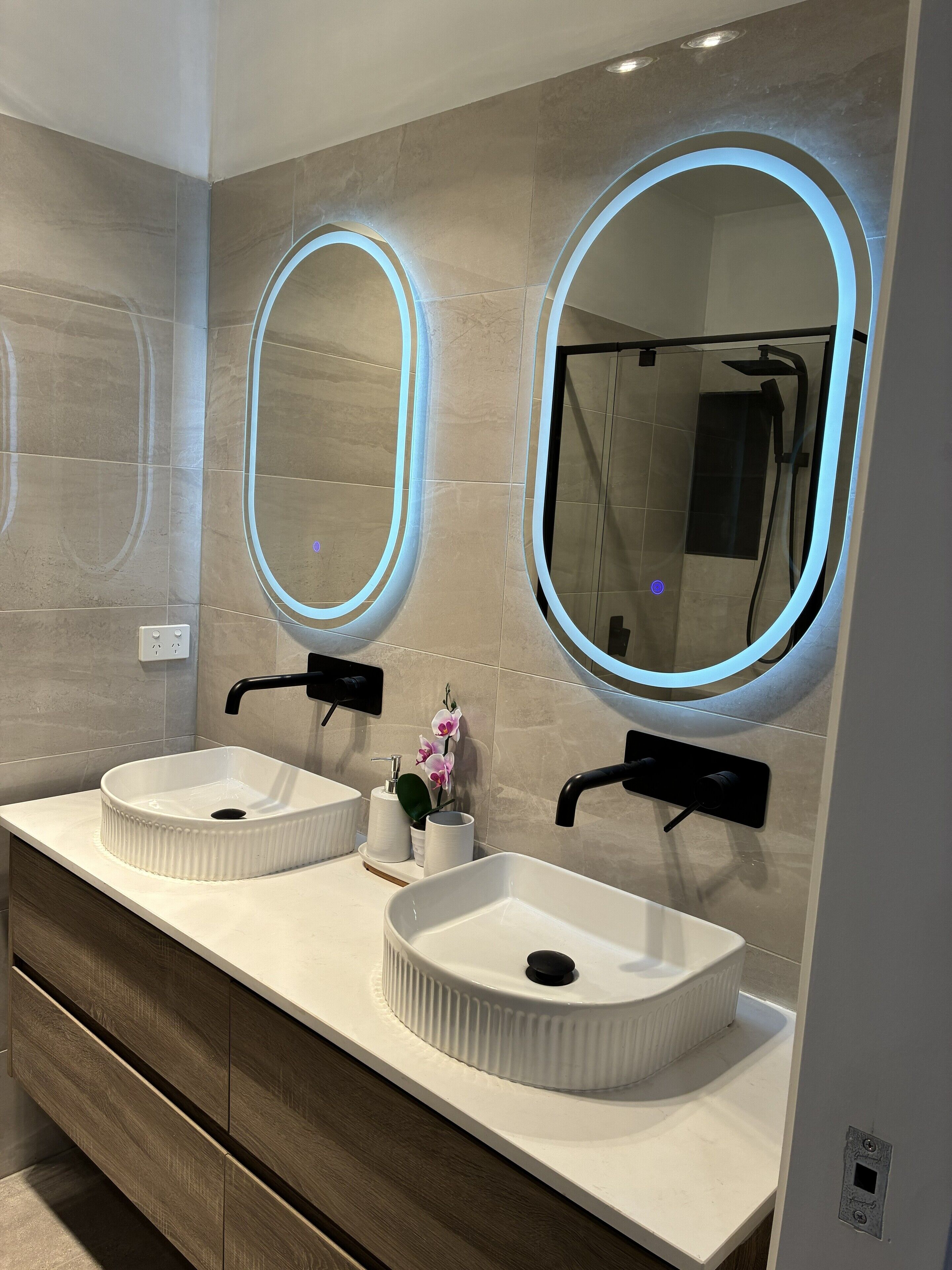 Douche, serviettes fournies, savon, papier toilette