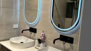 Douche, serviettes fournies, savon, papier toilette