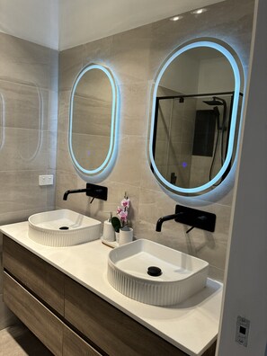 Dusche, Handtücher, Seife, Toilettenpapier