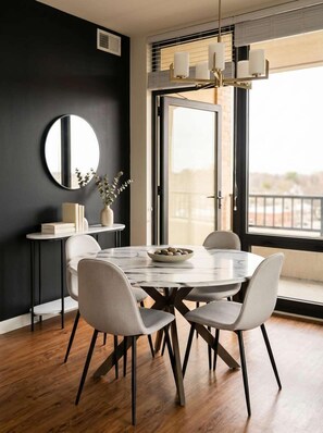 Dining - Boulevard Stays Just 5 Minutes from Magnificent Mile and River North 06 (Chicago)