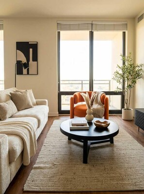 TV, offices - Boulevard Stays Just 5 Minutes from Magnificent Mile and River North 06 (Chicago)