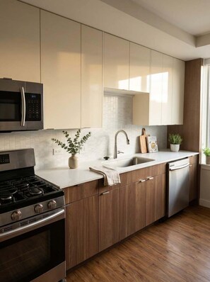 Fridge, microwave, oven, stovetop - Boulevard Stays Just 5 Minutes from Magnificent Mile and River North 06 (Chicago)
