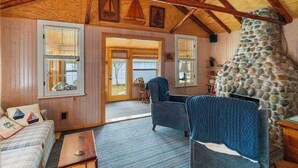 Smart TV, fireplace, DVD player, books - Lakefront Cozy Cabin with Amazing Sunsets and Woodland Trails close to Mackinaw (Levering)