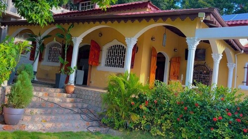 Delightful French Colonial chalet in Cap-Haitien, Route de Labadee awaits you.