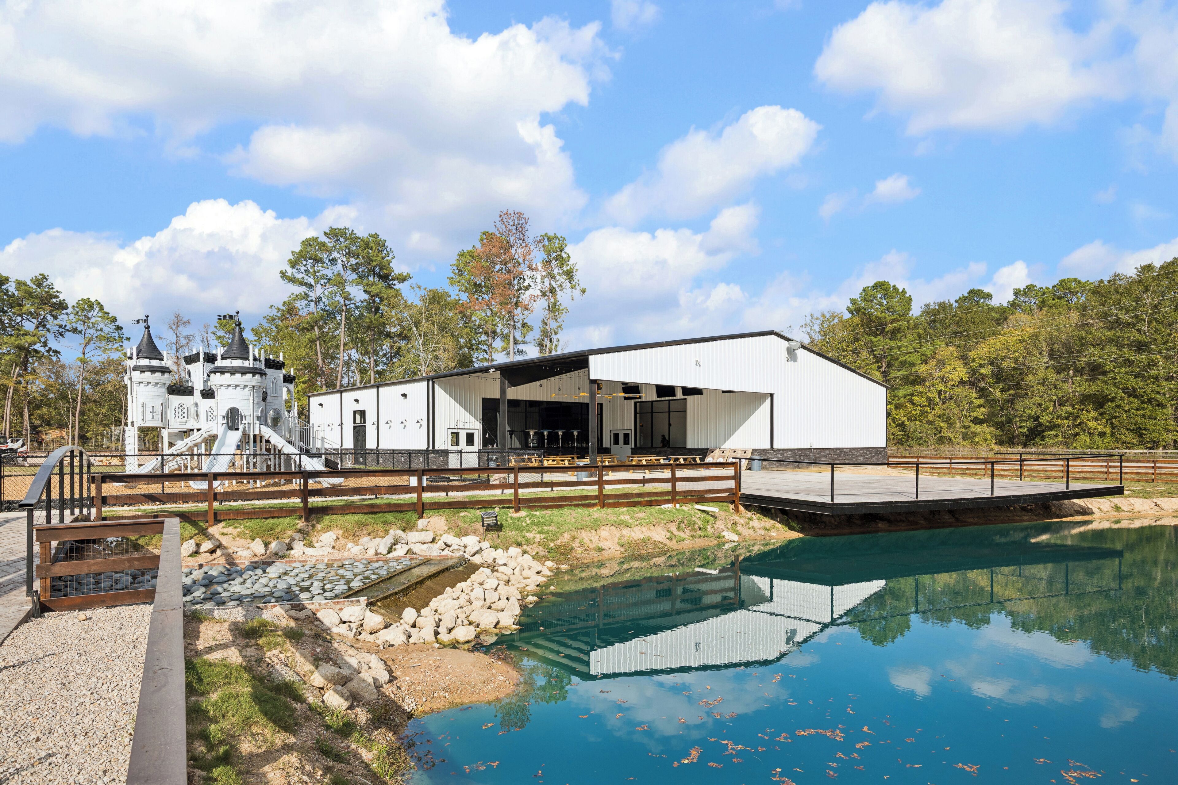 Un bâtiment moderne doté d’un grand espace ouvert et d’une piscine.
