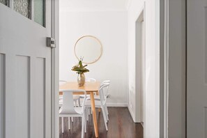 Dining - Bright 3-Bed Apartment Near Coogee Beach (Coogee)