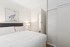 3 bedrooms, bed sheets - Bright 3-Bed Apartment Near Coogee Beach (Coogee)