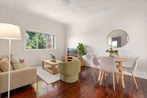 TV, offices - Bright 2-Bed Apartment in Coogee (Coogee)
