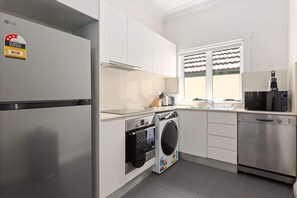 Microwave, oven, stovetop, dishwasher - Bright 2-Bed Apartment in Coogee (Coogee)
