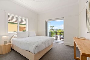2 bedrooms, desk, iron/ironing board, WiFi - Bright 2-Bed Apartment in Coogee (Coogee)