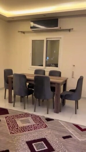 Apartment, 2 Schlafzimmer, barrierefrei, Raucher | Speisen