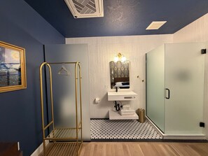 Shower, towels, soap, shampoo - Assemble Boise (Boise)