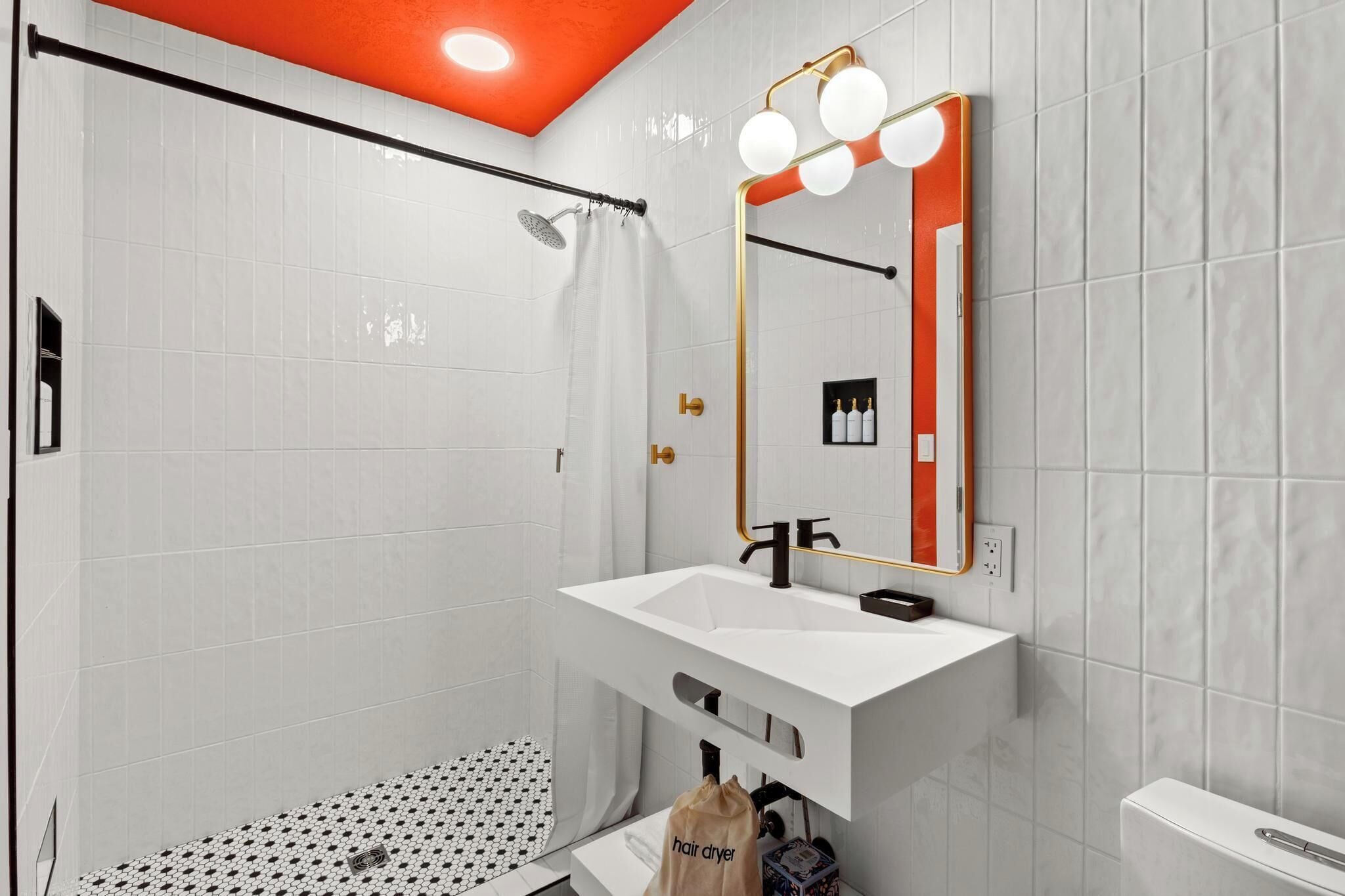 Douche, serviettes fournies, savon, shampoing