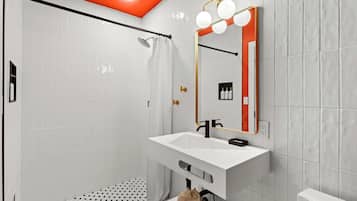Douche, serviettes fournies, savon, shampoing