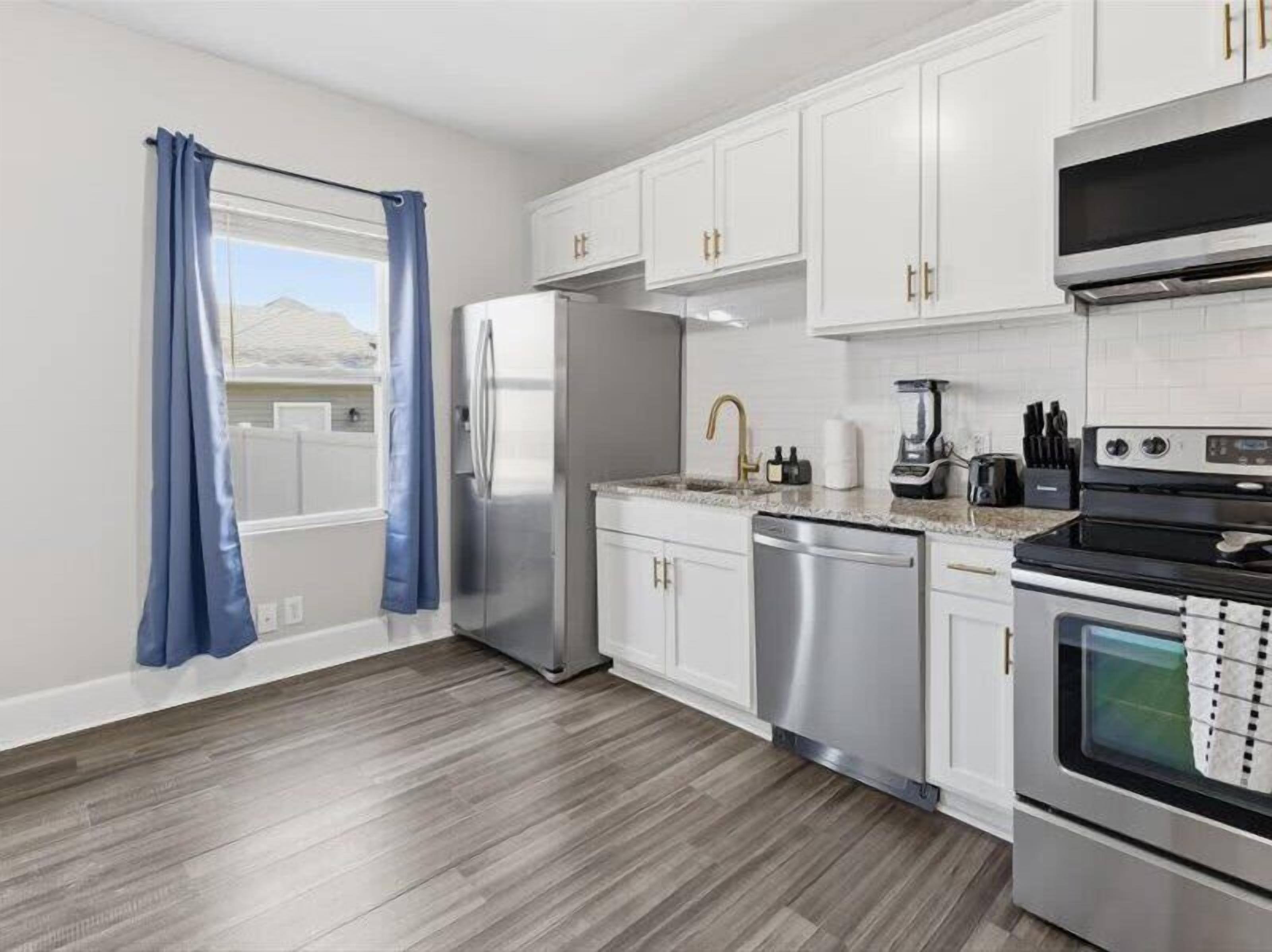 Jääkaappi, mikroaaltouuni, liesi, astianpesukone