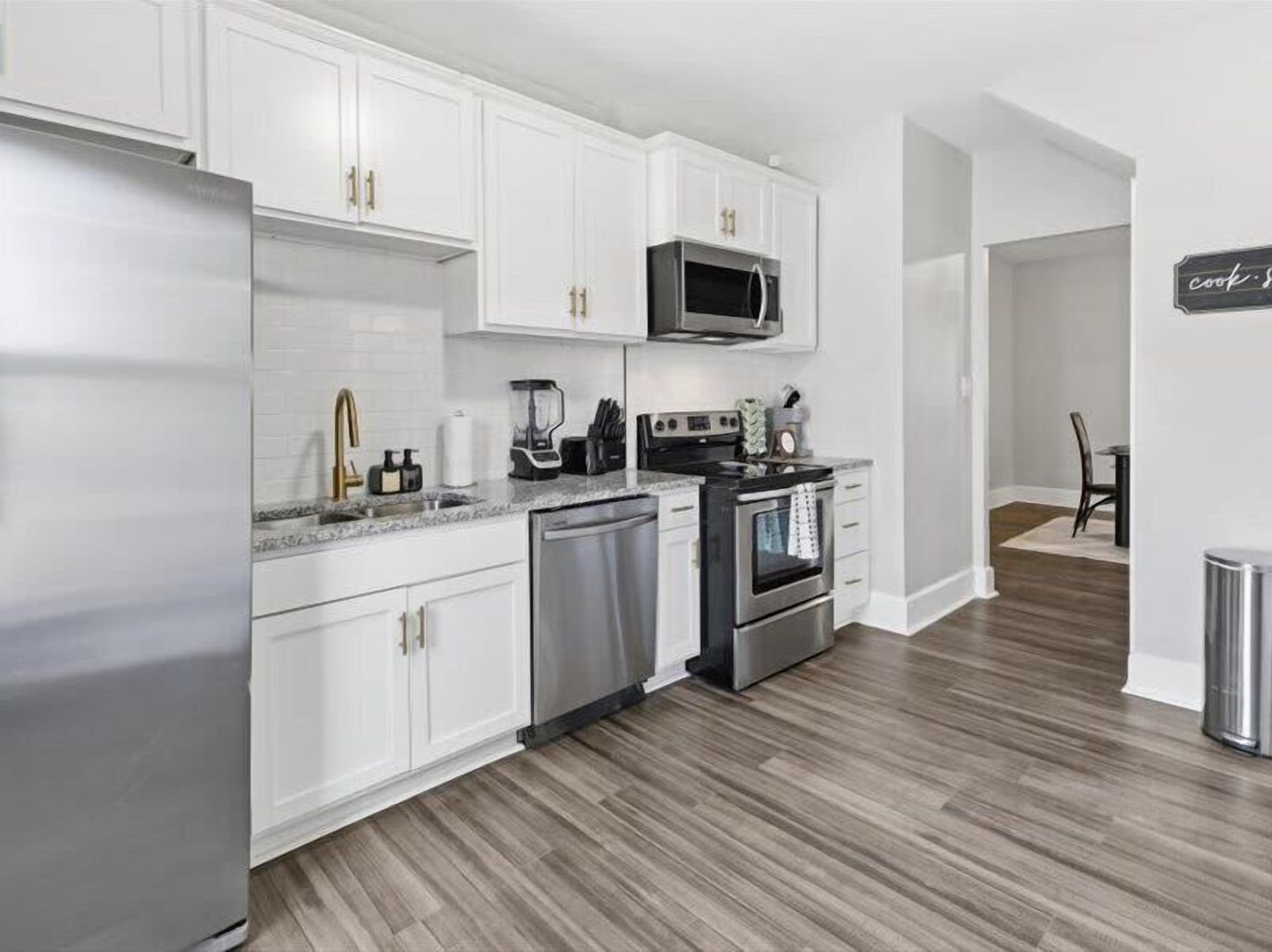 Kühlschrank, Mikrowelle, Herdplatte, Geschirrspüler