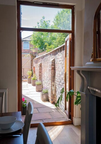 Large and Elegant Victorian townhouse with a beautiful walled garden