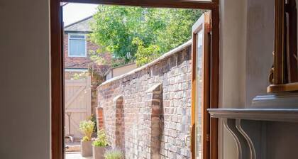 Large and Elegant Victorian townhouse with a beautiful walled garden