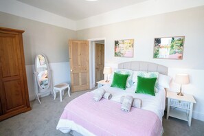 Iron/ironing board, WiFi, bed sheets - Large and Elegant Victorian townhouse with a beautiful walled garden (Stoke-on-Trent)