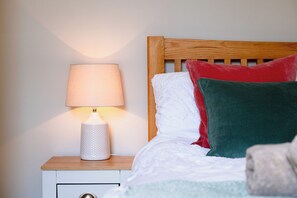 Een strijkplank/strijkijzer, wifi, beddengoed