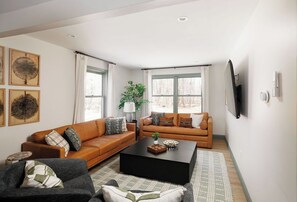 Living area - Sleeps 18+| Hot Tub| Sauna | 7BR Mountain Retreat (Conway)