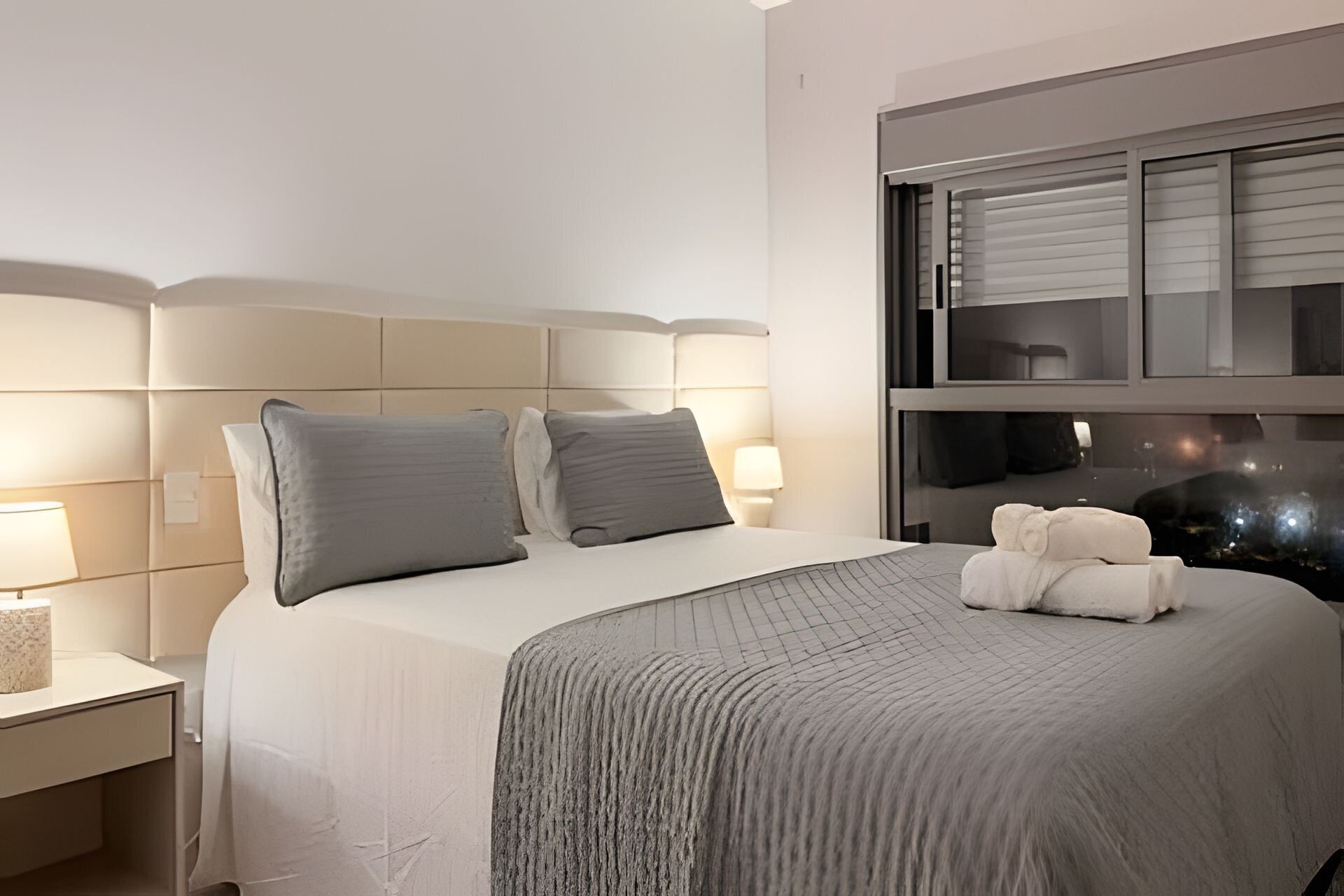 Cortinas blackout y sistema de insonorización 