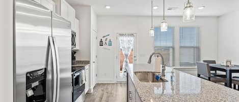 Microondas, horno, placa de cocina, lavavajillas