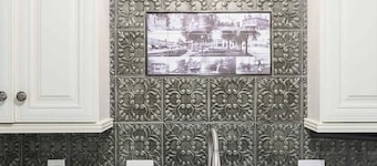 Large Historic Mansion Near Cleveland | Sleeps 12