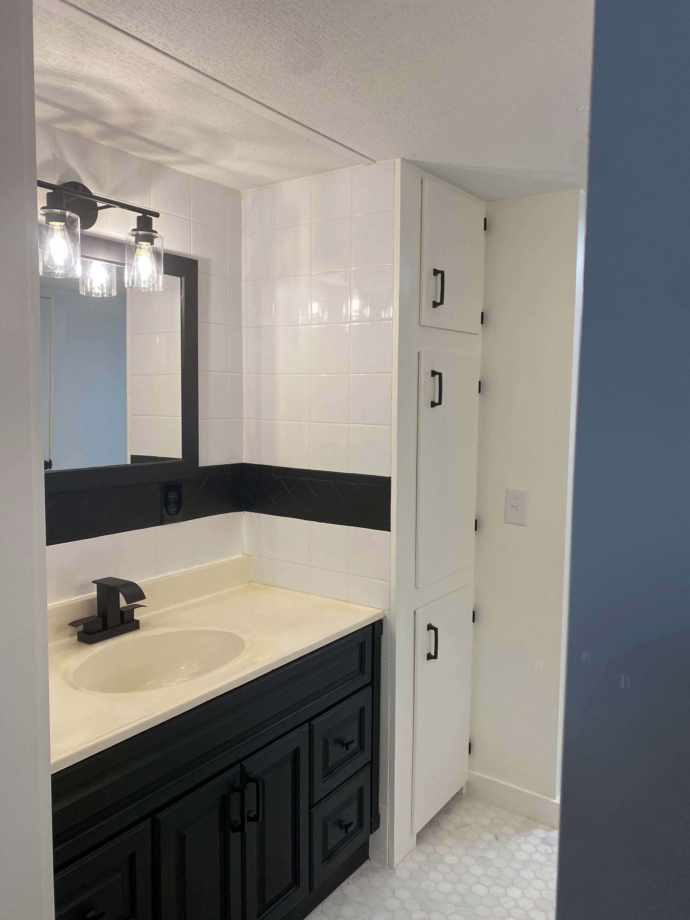 Sèche-cheveux, serviettes fournies, savon, papier toilette