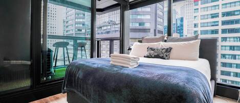 デスク、アイロン / アイロン台、WiFi (無料)、ベッドシーツ