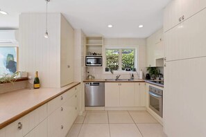 Fridge, microwave, oven, stovetop - The Garden Haven in Fendalton (Christchurch)