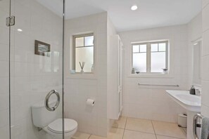 Dusche, Haartrockner, Handtücher, Shampoo