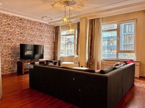 Smart TV, books - Spacious 4-bedroom apartment in central İstanbul close to metro line (İstanbul)