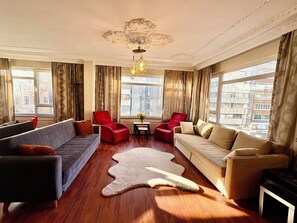 Smart TV, books - Spacious 4-bedroom apartment in central İstanbul close to metro line (İstanbul)